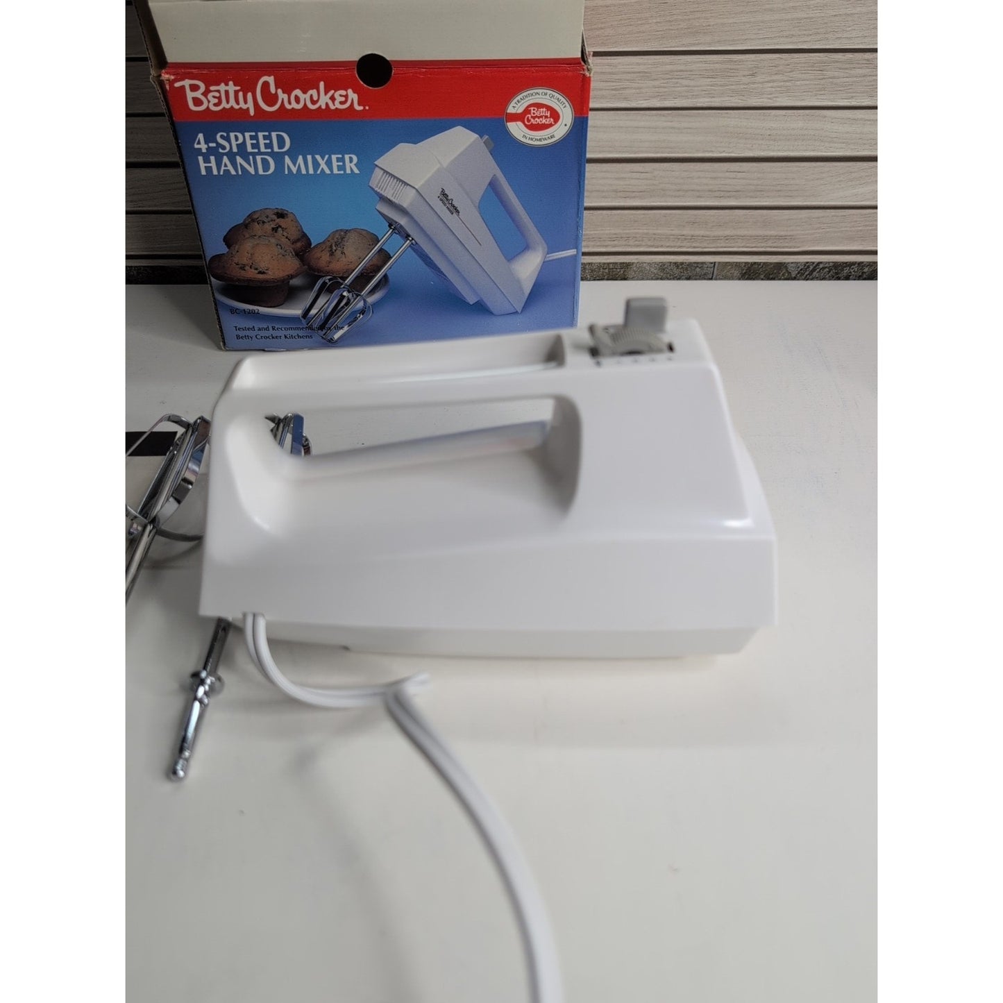 Vintage Betty Crocker BC-1202K 4 Speed Hand Mixer 120 Volts Tested