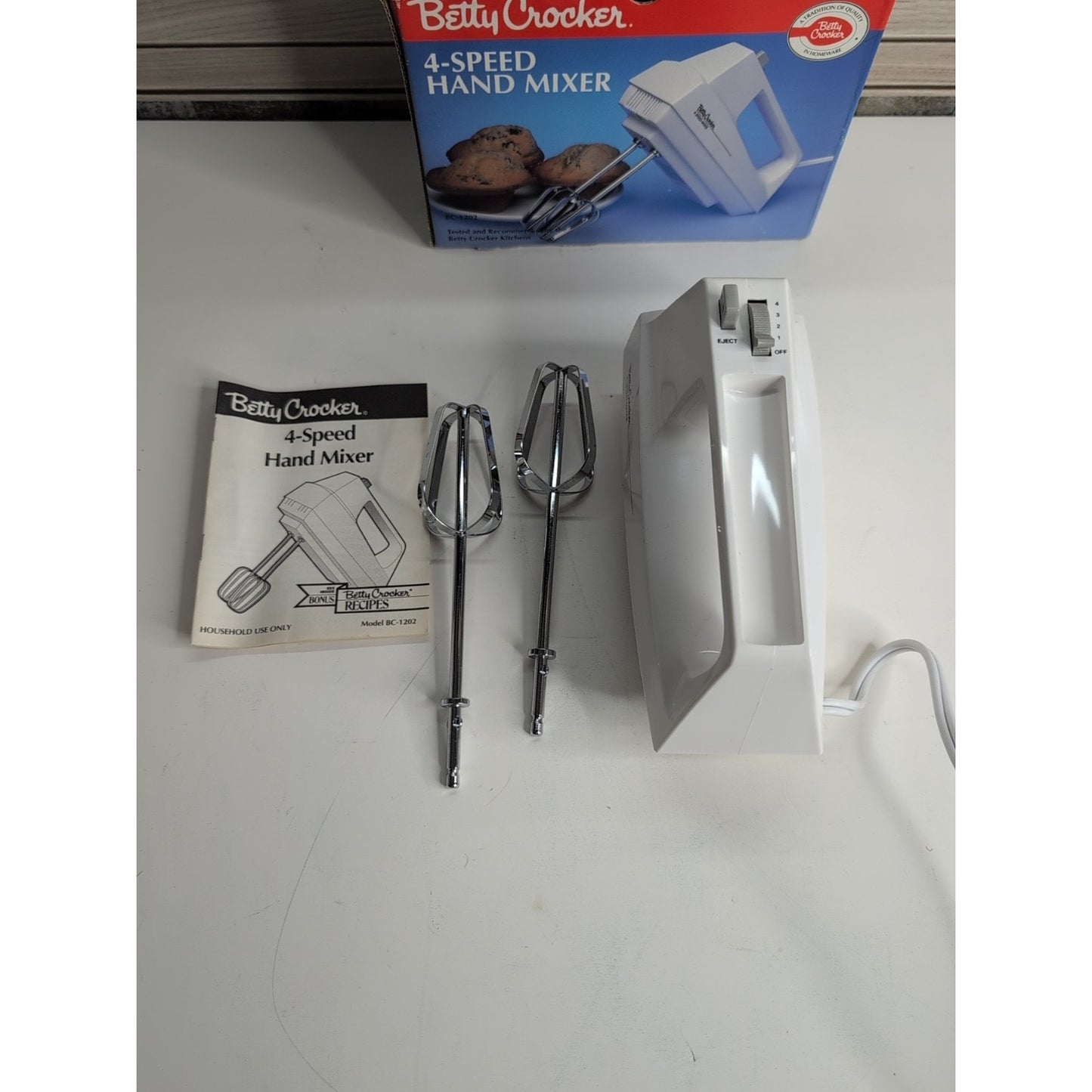 Vintage Betty Crocker BC-1202K 4 Speed Hand Mixer 120 Volts Tested